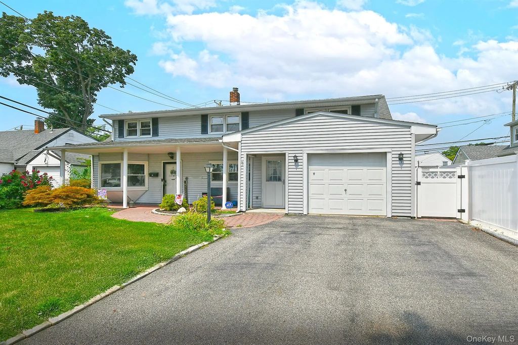 53 Periwinkle Road, Levittown