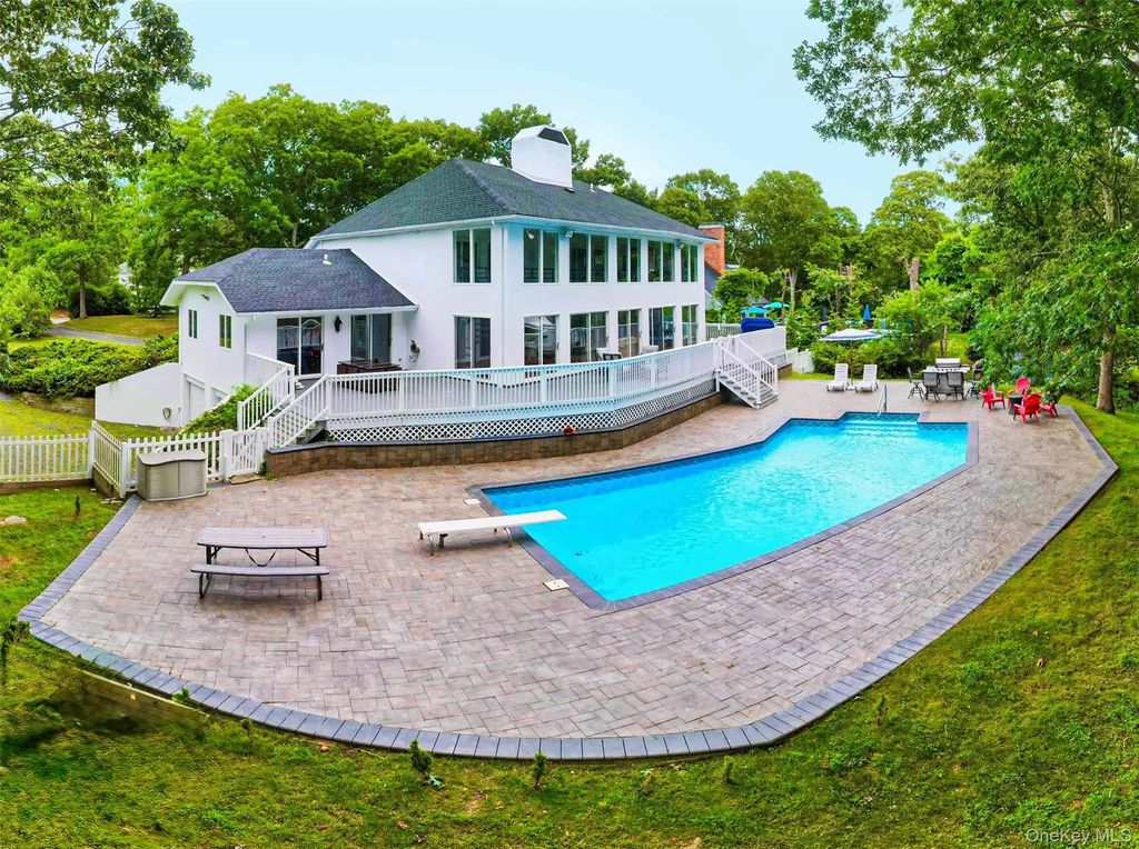 19 Bay Woods Drive, Hampton Bays