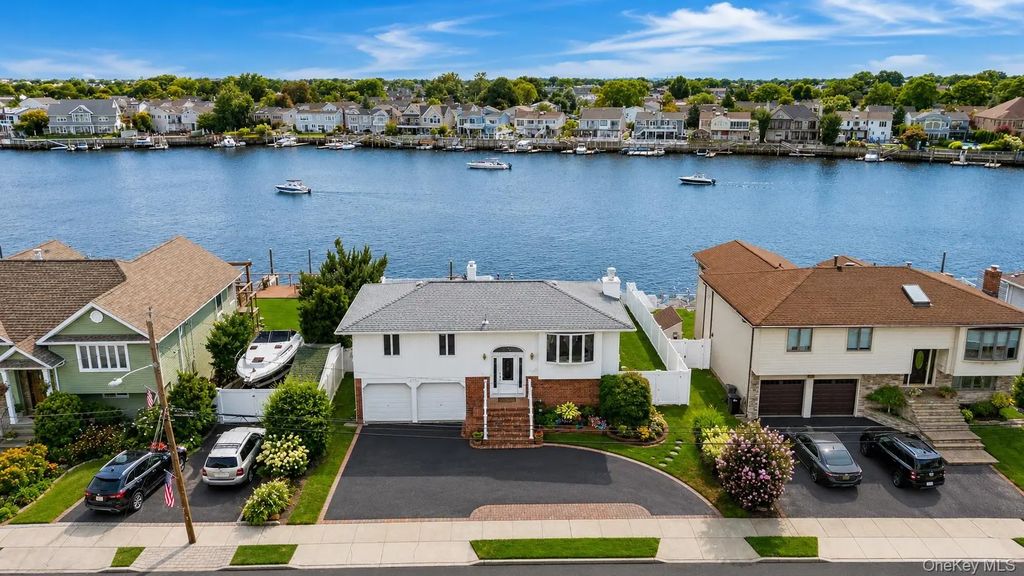 2718 Riverside Drive, Wantagh