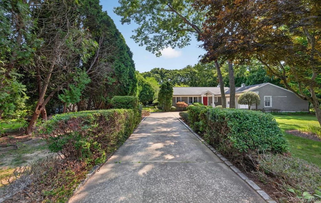 9 Acorn Path, East Quogue