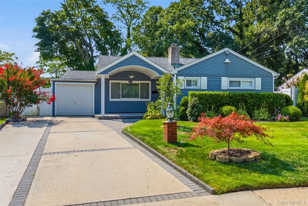 1230 Parkwood Drive, Merrick
