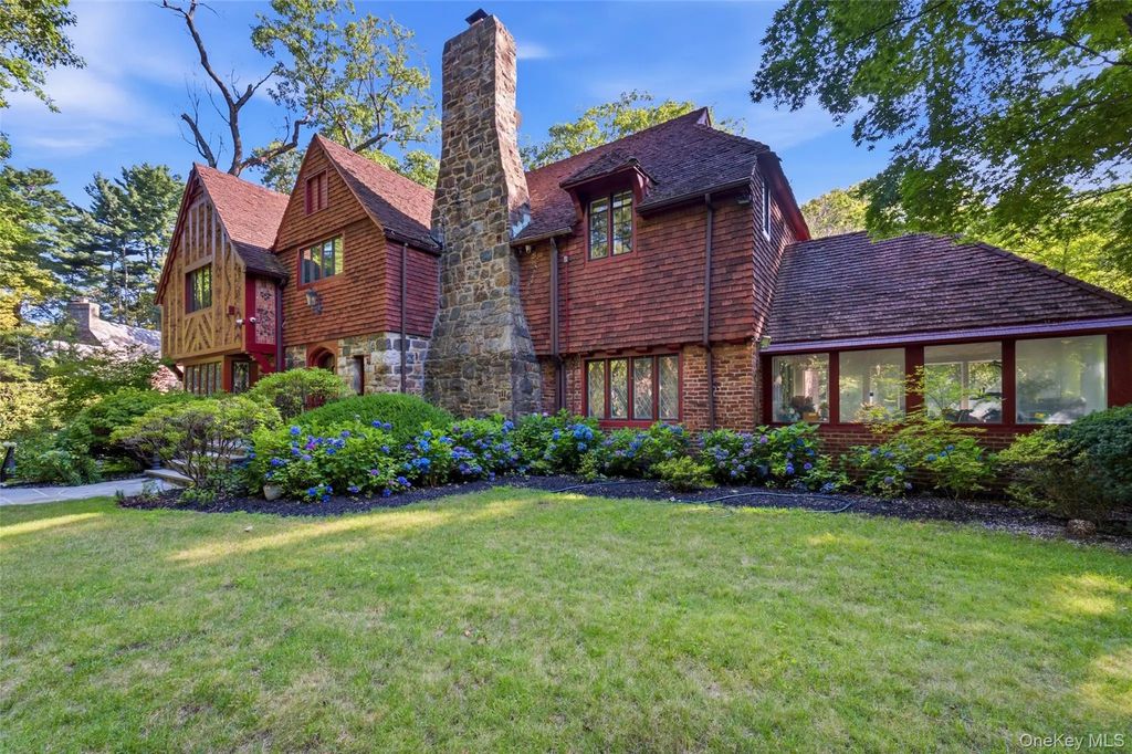 60 Wensley Drive, Great Neck