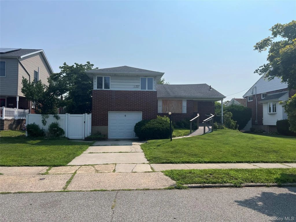5 Winding Road, Massapequa