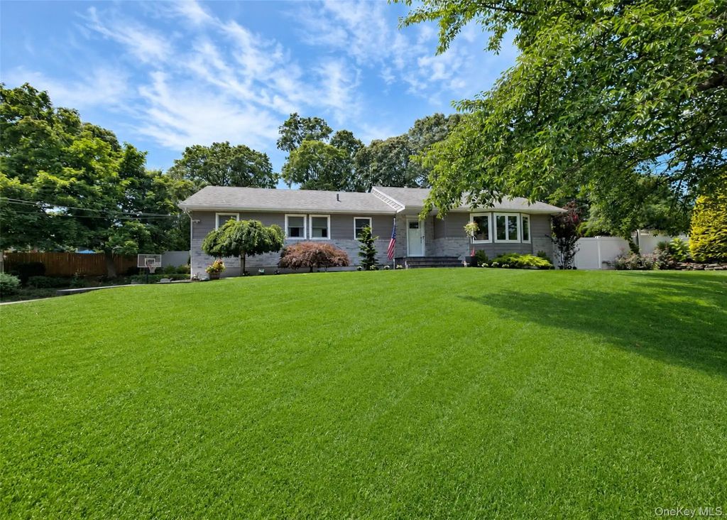 108 Walnut Street, Lake Grove