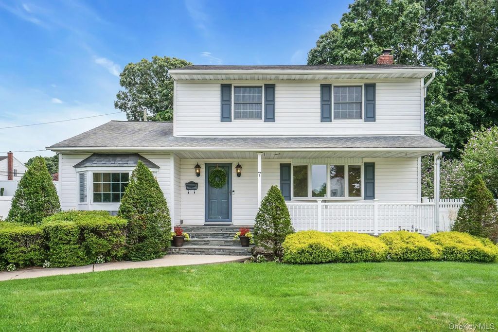 7 Tomkins Court, Commack
