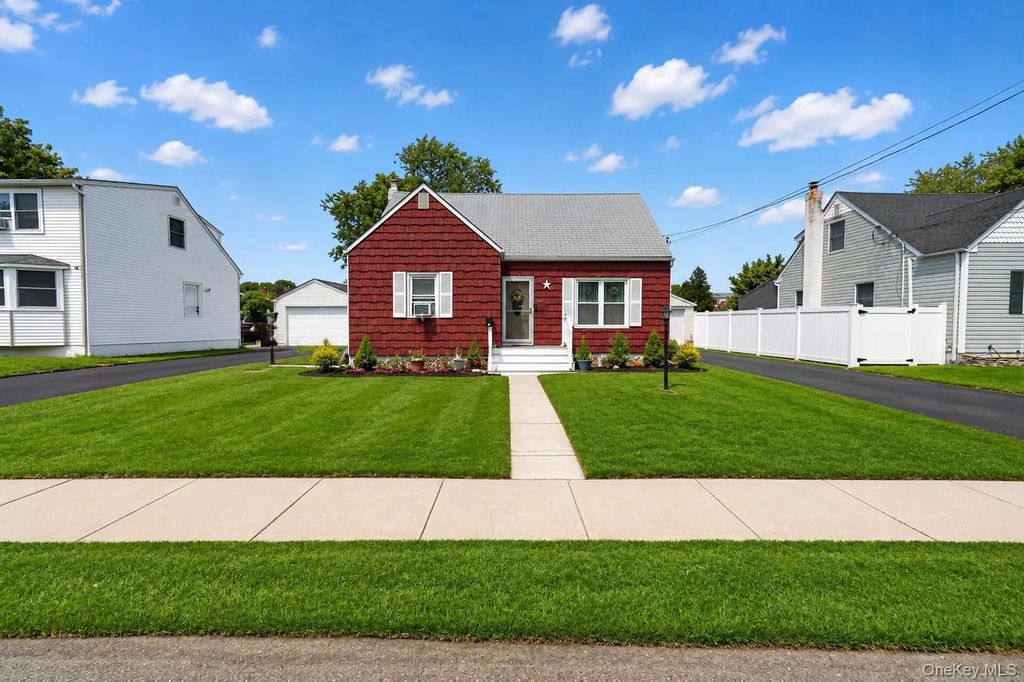 17 Heathcote Road, Lindenhurst