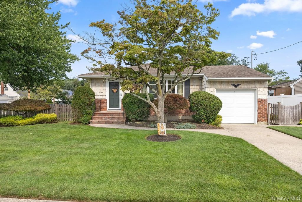 151 N East Boulevard, Massapequa