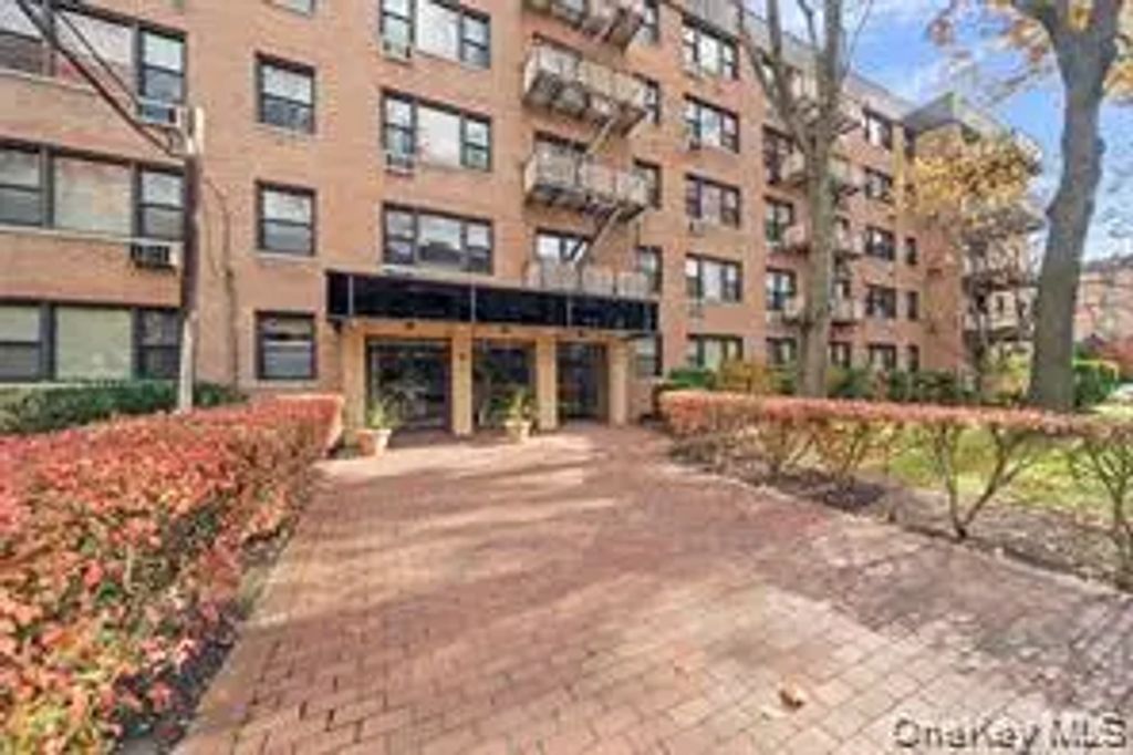 6 Birchwood Court 4b, Mineola