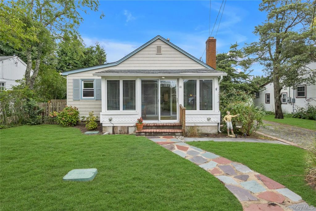 10 Mineola Court, Hampton Bays