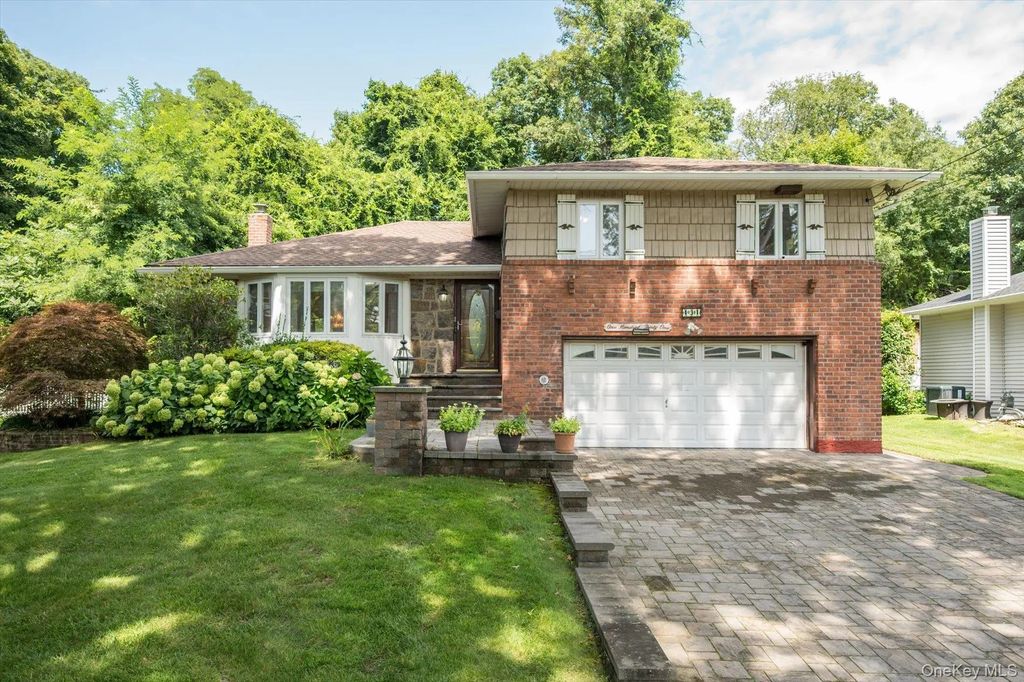 131 Stratford N, Roslyn Heights