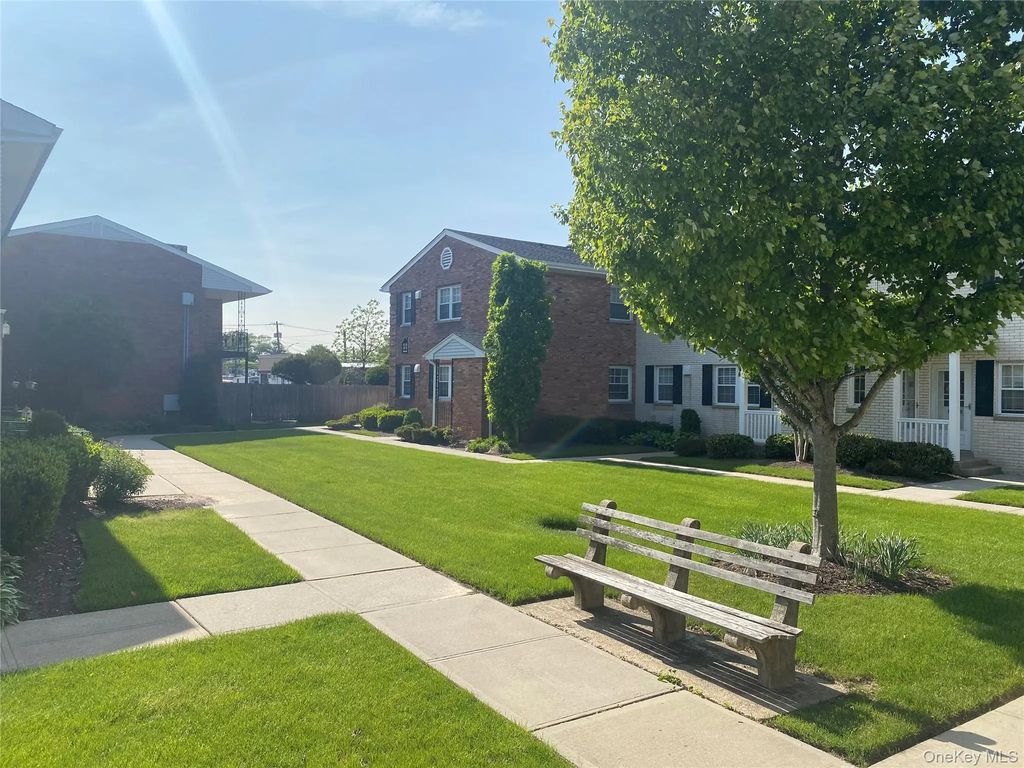 520 Kensington Lane, Bethpage