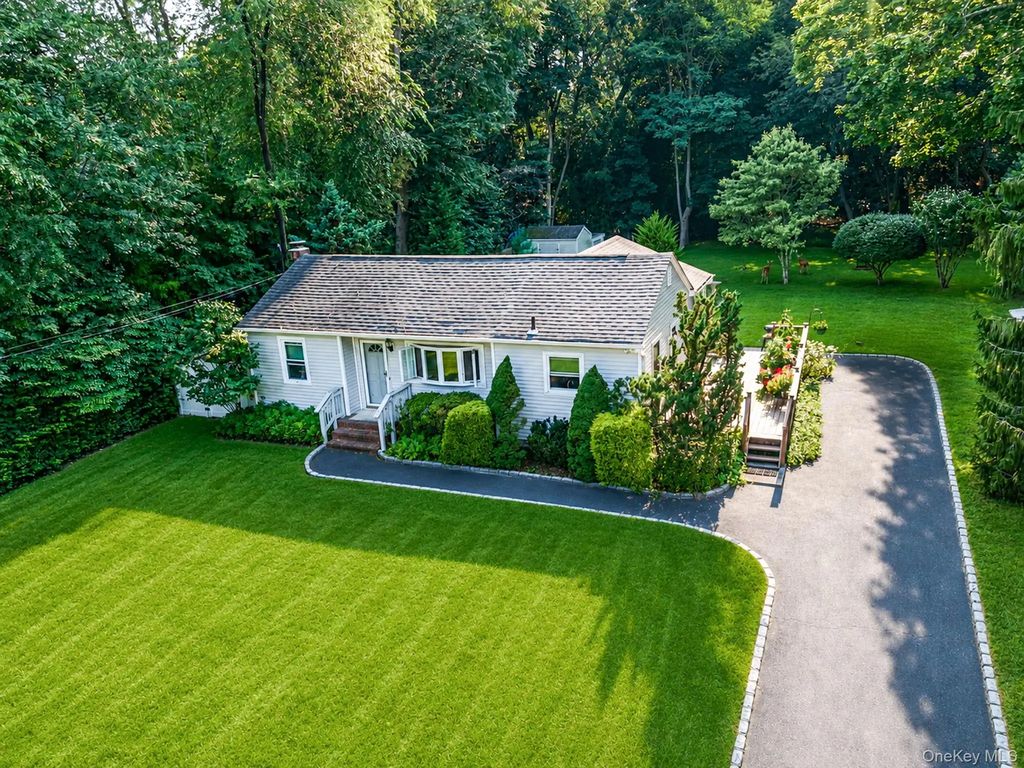 24 Oakcrest Avenue, Middle Island