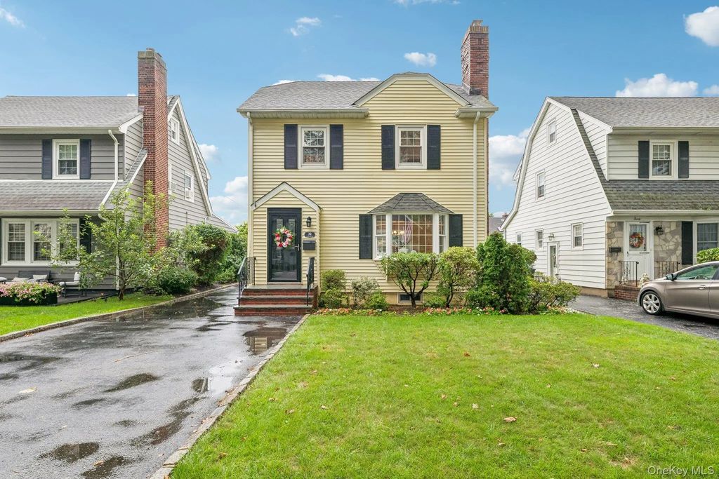 32 Cambridge Avenue, Garden City