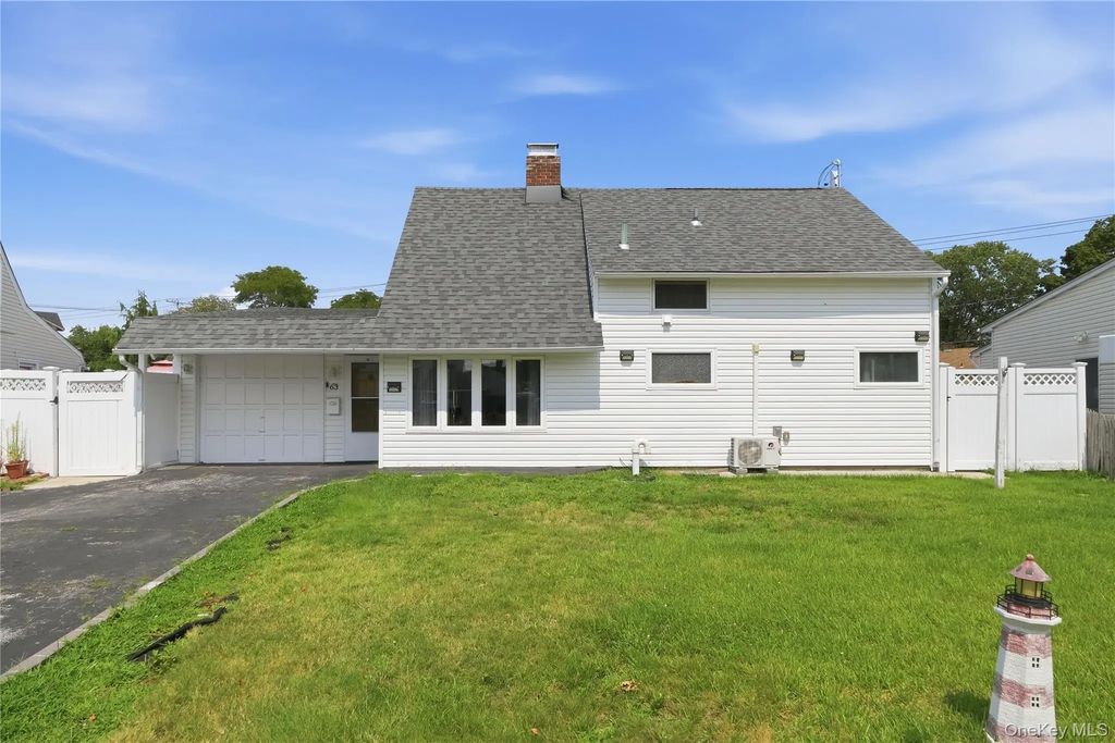 63 Blacksmith Rd, Levittown