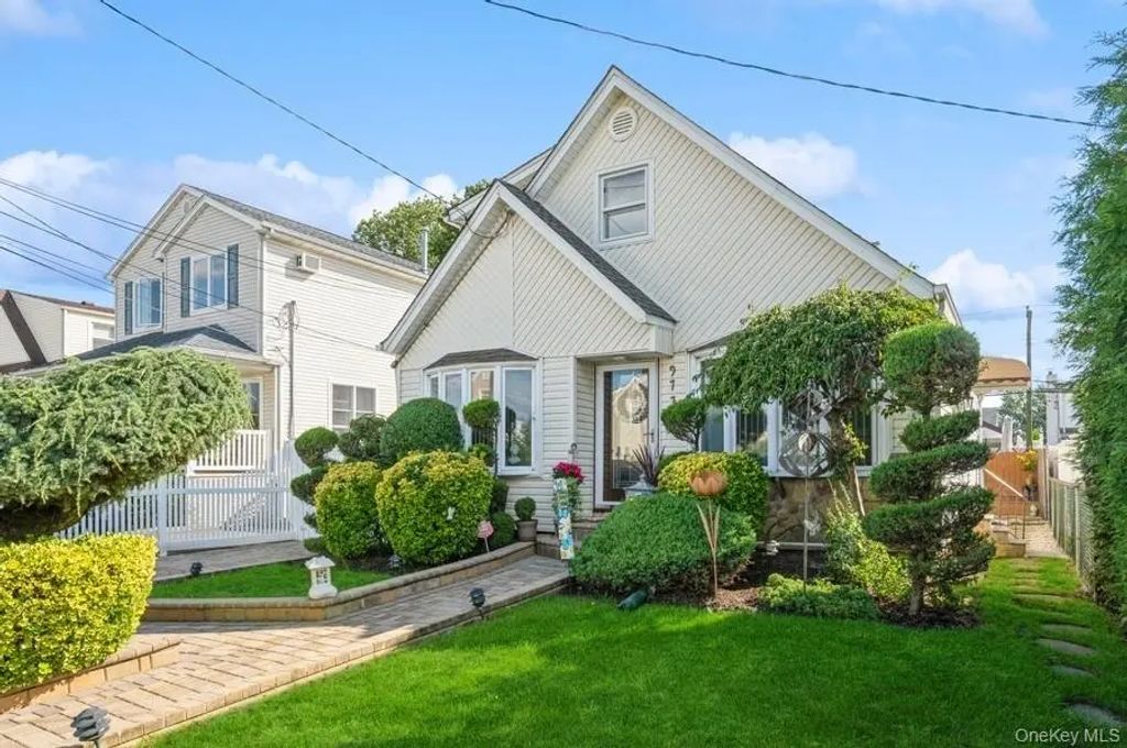 977 Third Avenue, Franklin Square