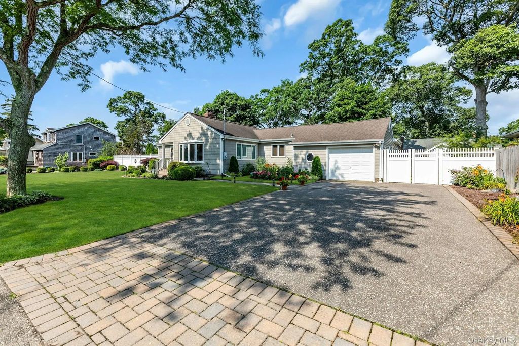 360 Bayport Avenue, Bayport