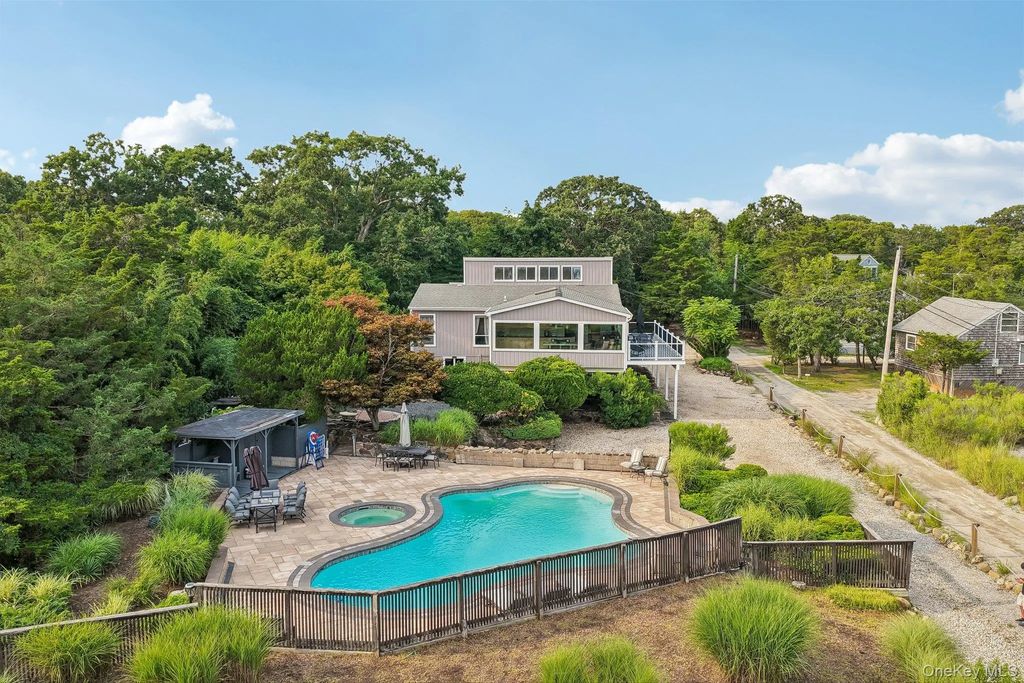 588 E. Long Beach Road, Nissequogue