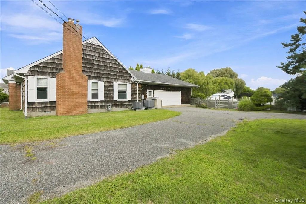 3 The Moor, East Islip