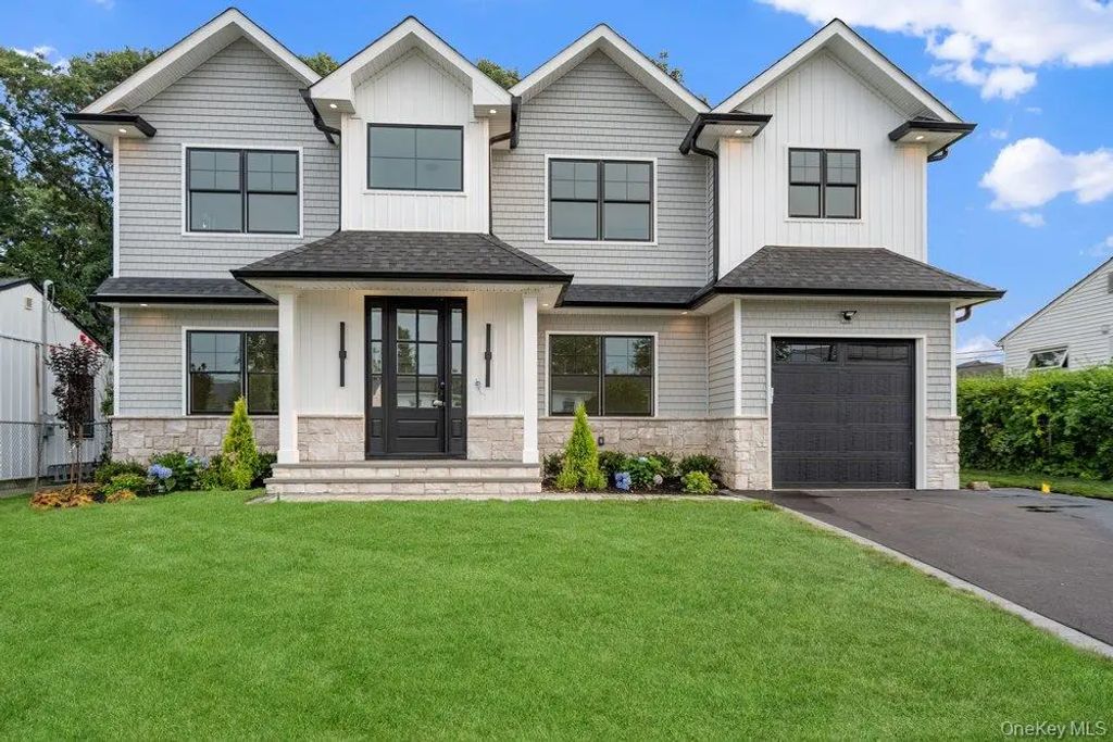 93 Morton Boulevard, Plainview