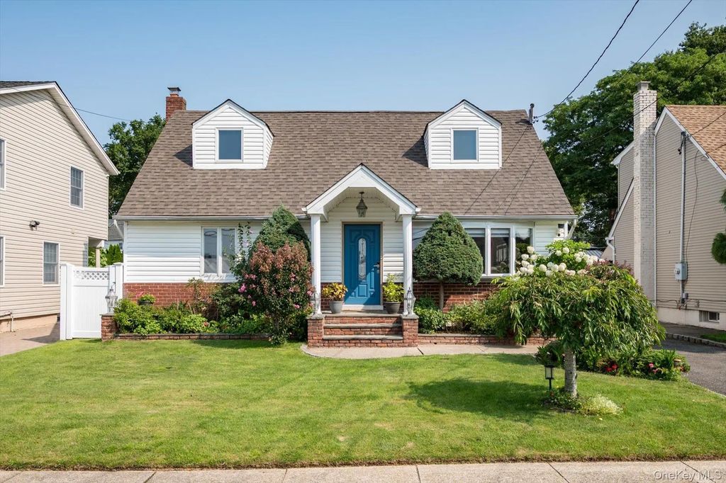 944 Cathedral Avenue, Franklin Square