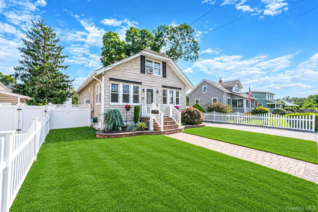 14 Andrew Avenue, Islip Terrace