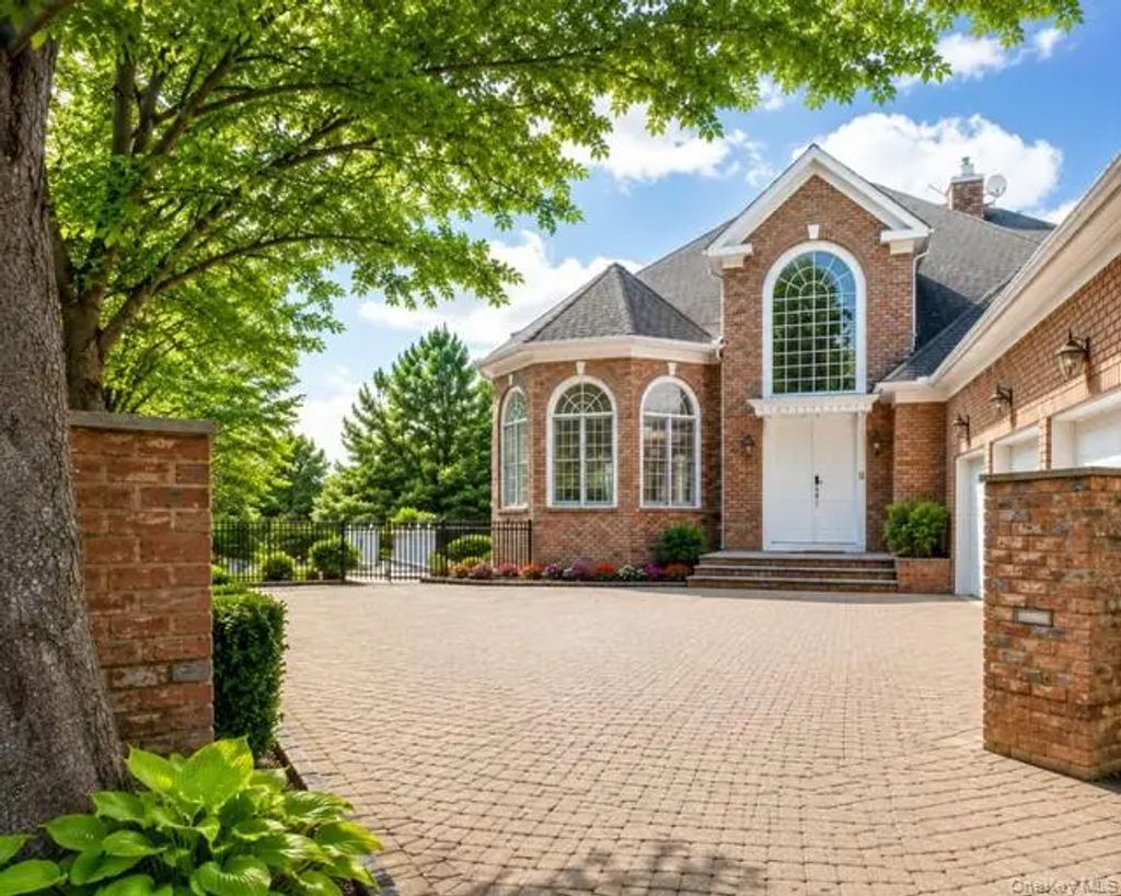 63 Charney Court, Manhasset