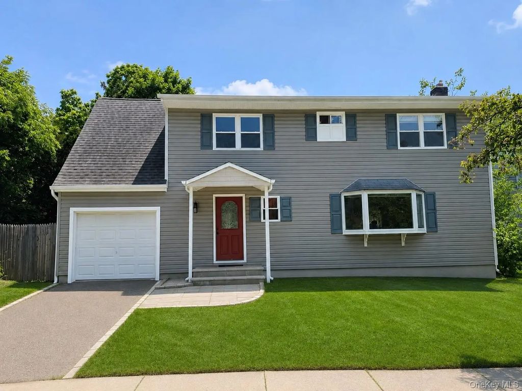 6 Chalden Court, Huntington Station
