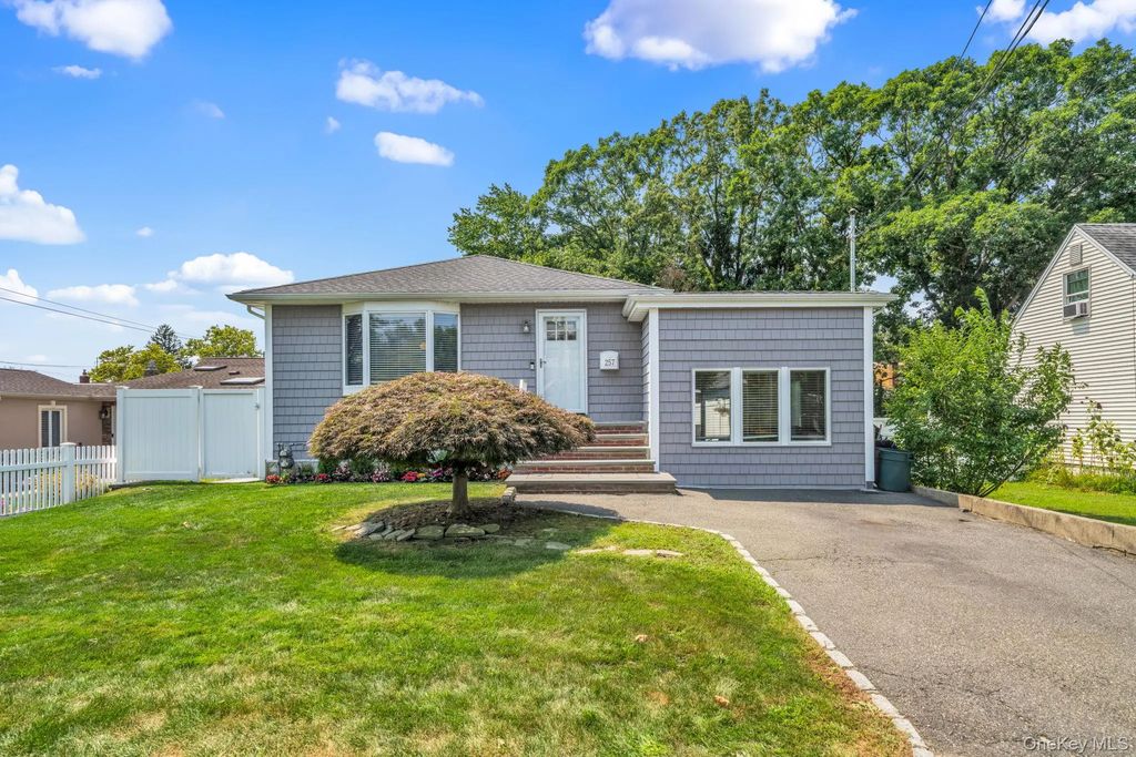 257 N Alleghany Avenue, Lindenhurst