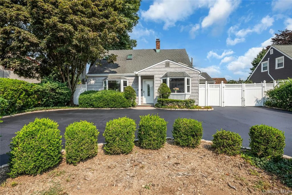 9 Academy Lane, Levittown