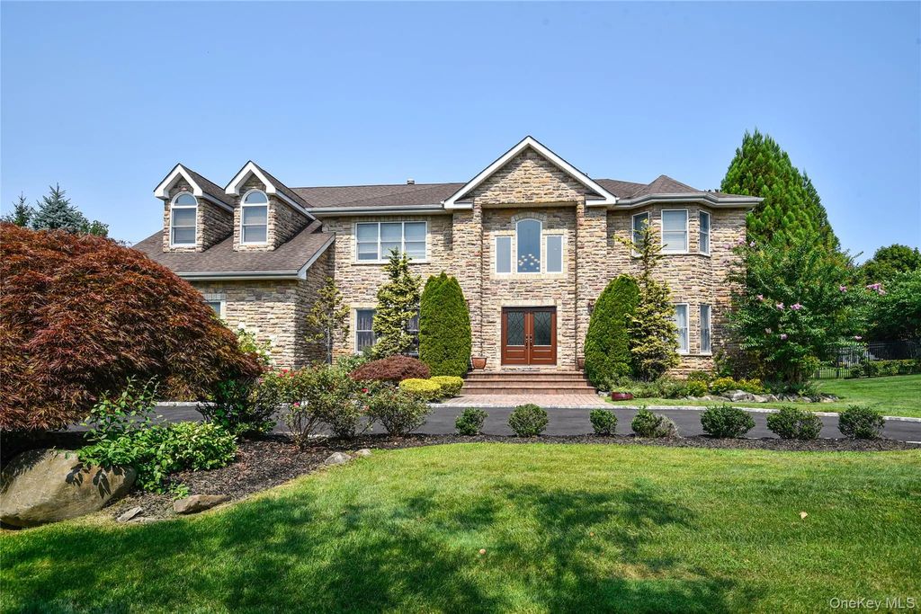5 Home Court, Huntington