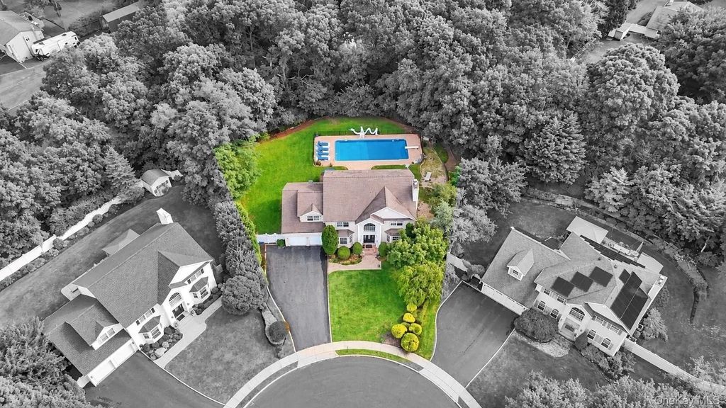 5 Sky View Court, Hauppauge