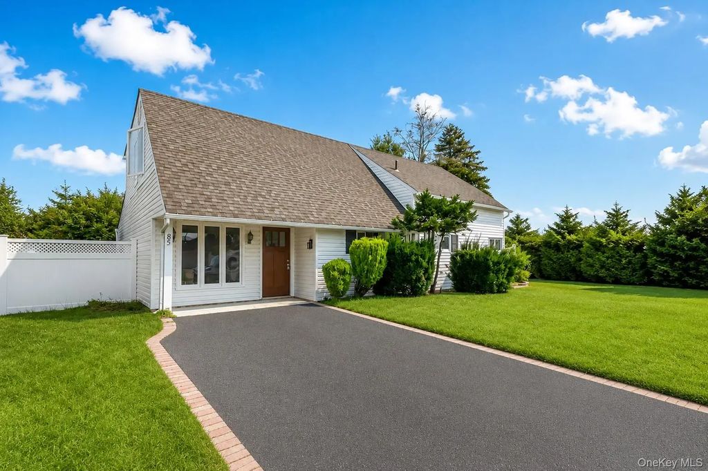 85 Twin Lane N, Wantagh