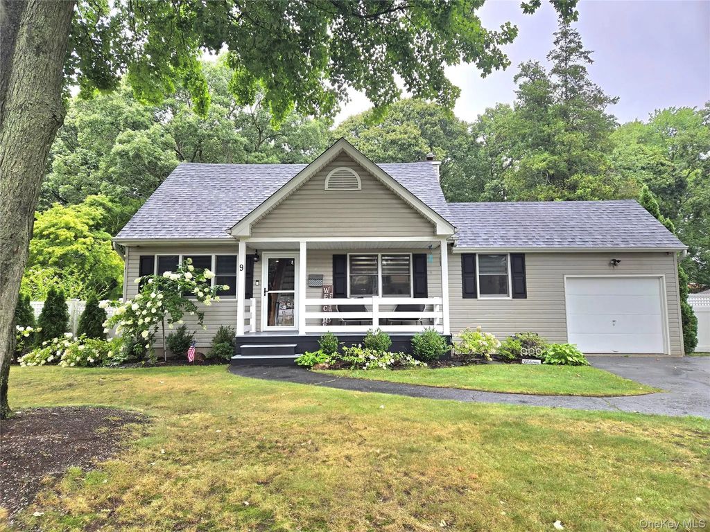 9 Runyon Street, Bay Shore