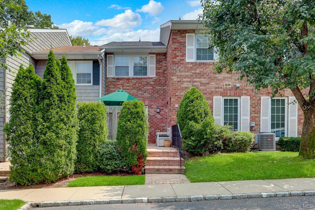 11 Clubhouse Court, Woodbury