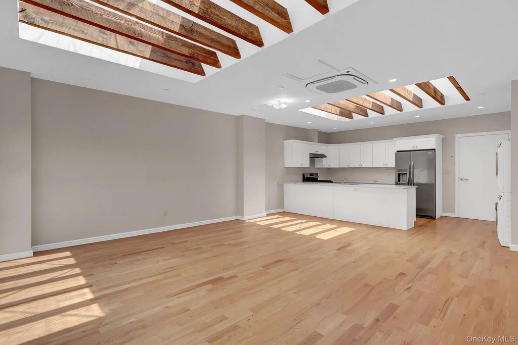 136 Rockaway Avenue 201, Valley Stream