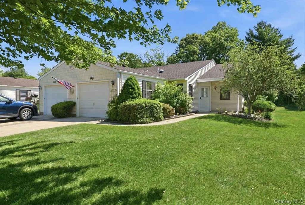 90 Knolls Drive, Stony Brook