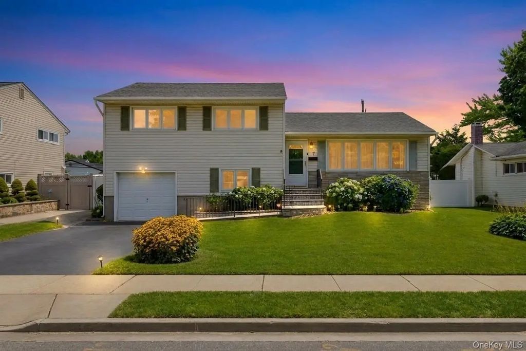 7 Primrose Avenue, Hicksville