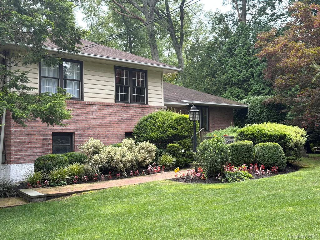 12 Robin Lane, Huntington