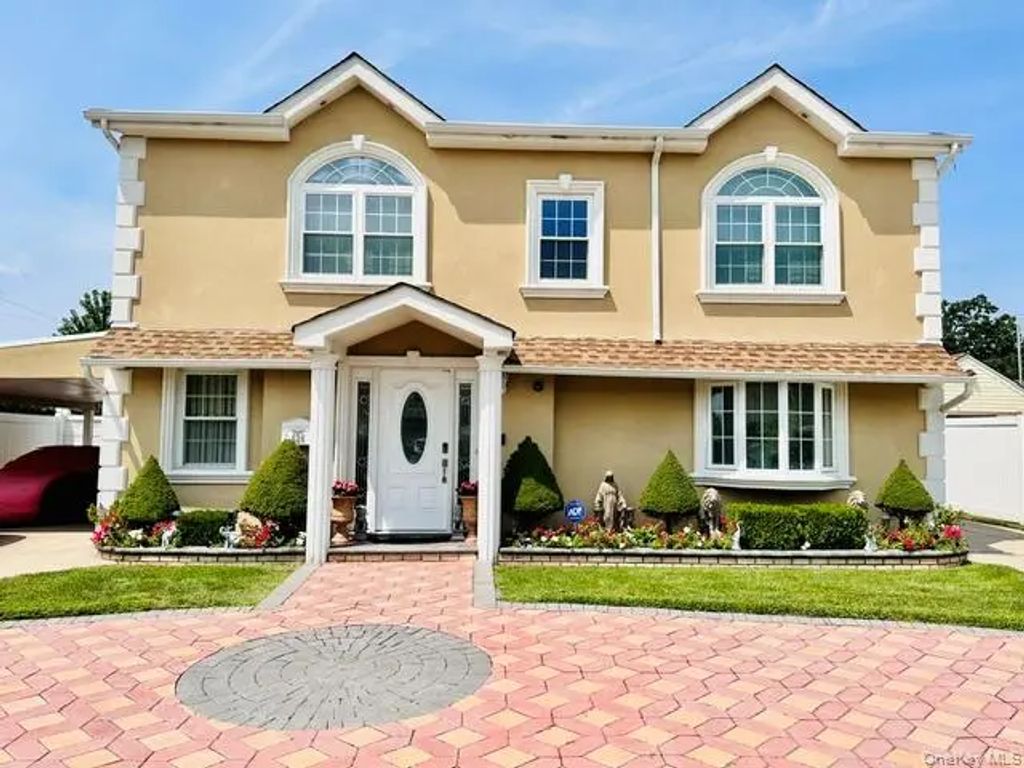 626 Wyngate Drive W, Valley Stream