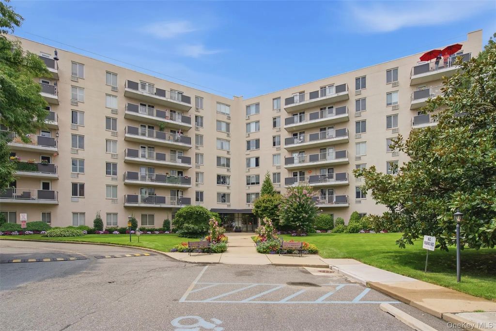 135 Post Avenue # 2j, Westbury