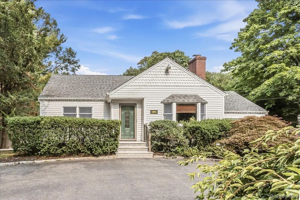 1091 Westminster Avenue, Dix Hills