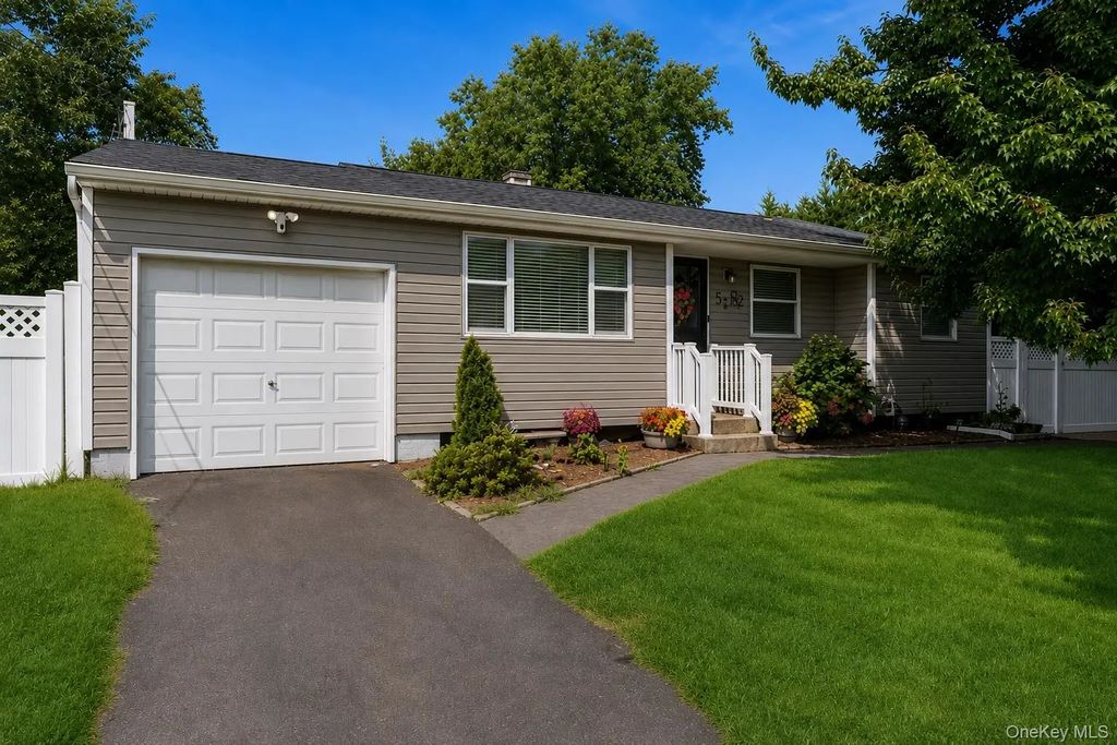 52 Larry Road S, Selden