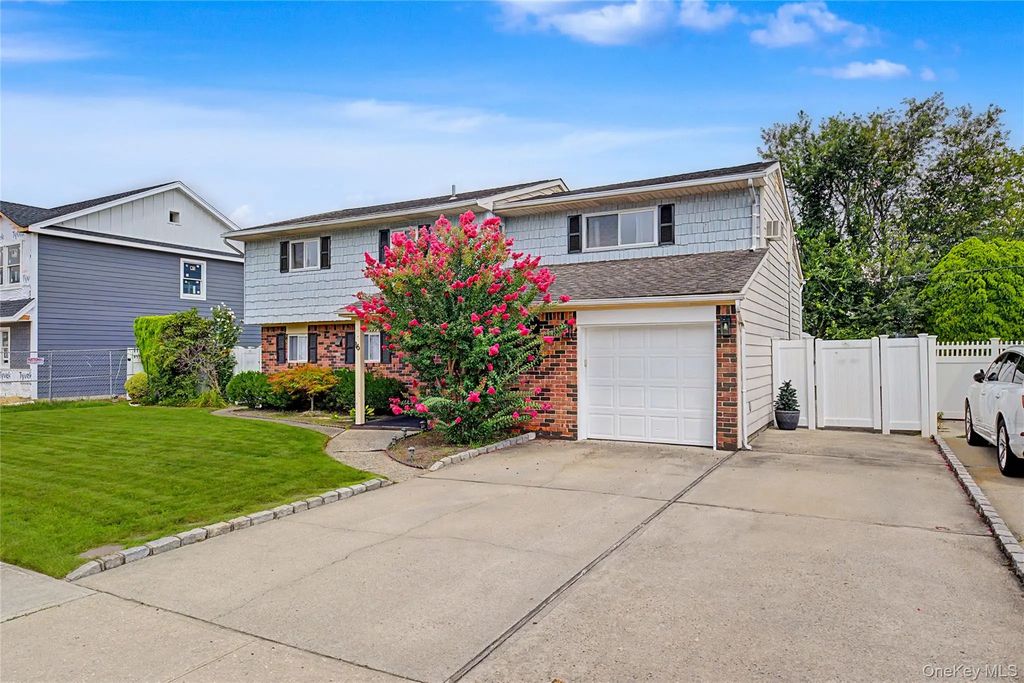 16 Hunt Place, Bethpage