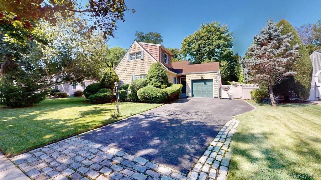 18 W Gaylore Drive, Amityville