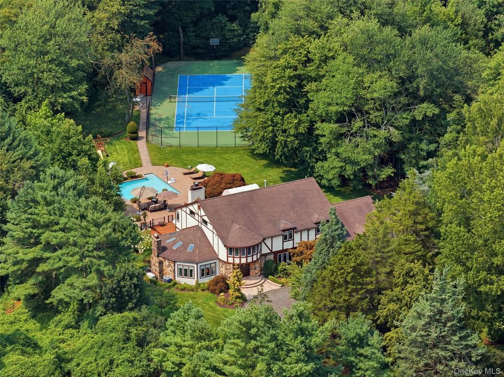 27 Amber Lane, Oyster Bay Cove