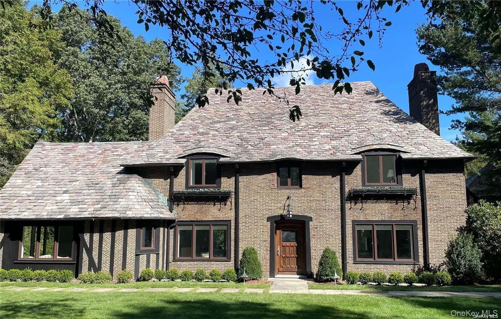 8 Valley Road Road, Locust Valley