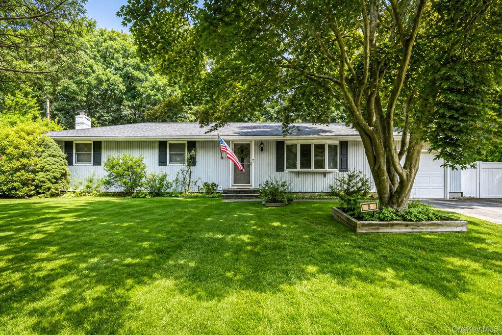 9 Foxcroft Lane, Patchogue