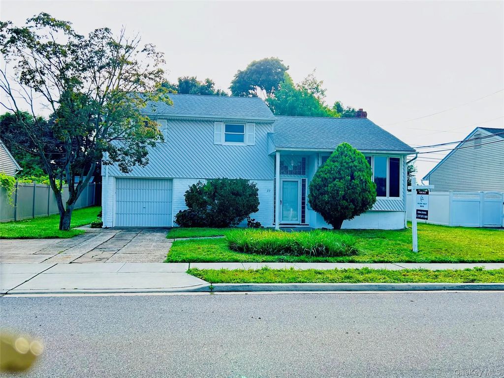 29 Jean Place, Syosset