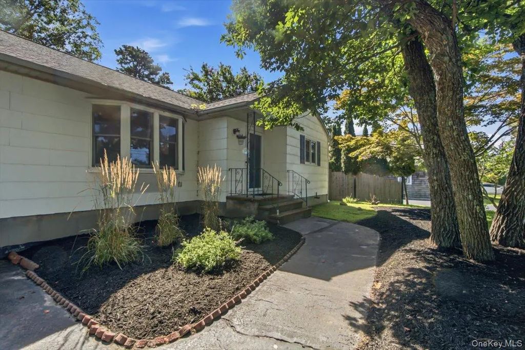 189 Belleview Avenue, Center Moriches