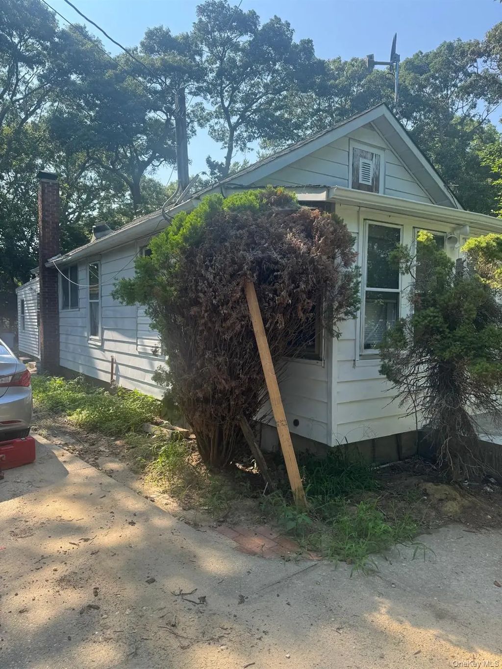 34 Midland Avenue, Mastic